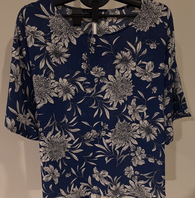 Two West Kei Ladies Short Sleeve Shirts With Tie Detail XL