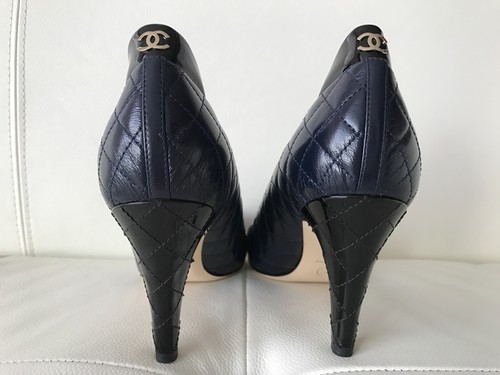 CHANEL KLASSISCHE PUMPS MARINEBLAU/SCHWARZ GESTEPPT KALBSLEDER MIT CC LOGO 38,5 - Bild 9 von 12