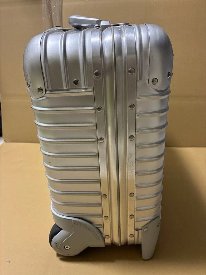 Rimowa Silver 2-wheels Carry Case Suitcase - Image 3 of 4