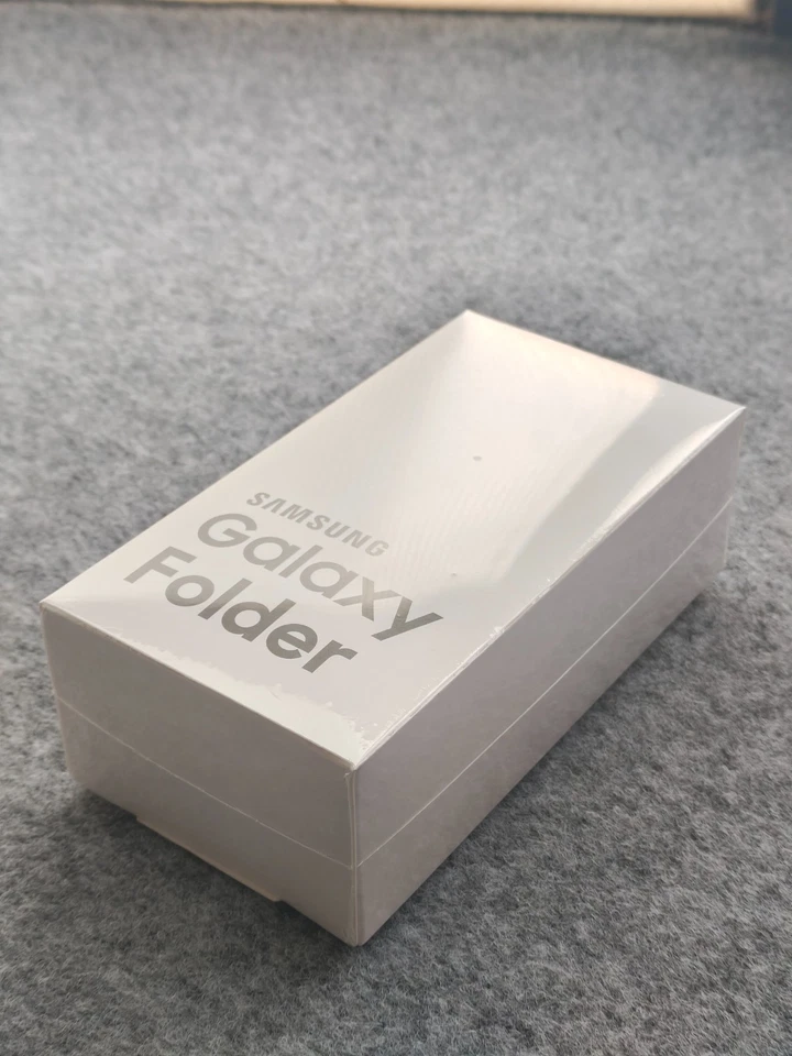 Samsung Galaxy Folder(SM-G1600)Dual SIM Factory UNlocked Keyboard SmartPhone - Image 3 of 4