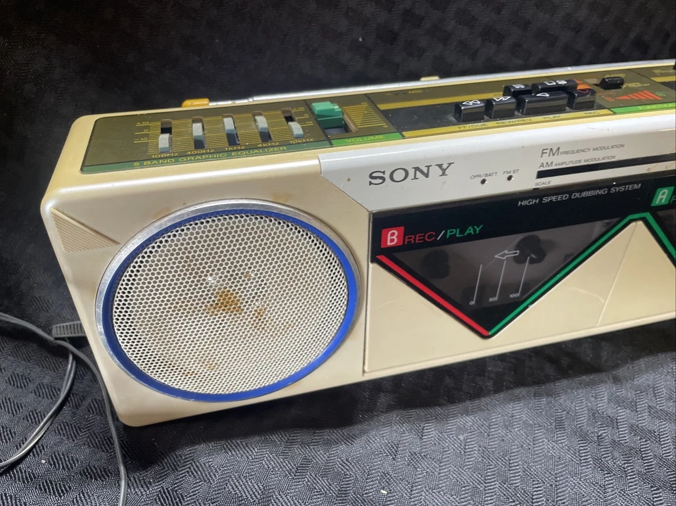 索尼 CFS-W50 白色 漂亮 收音机/磁带 Boombox 复古 20 世纪 80 年代! 稀有颜色。 ~阅读 — 第 3/4 张图片