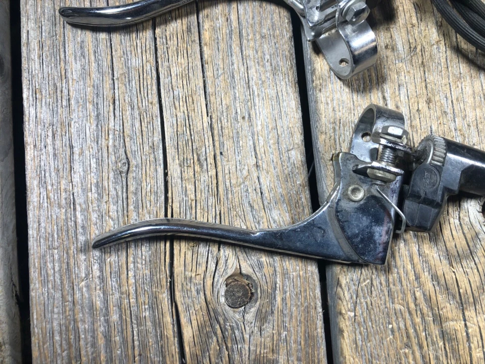 .PALANCAS DE FRENO RALEIGH CHOPPER MK II CON AJUSTADORES DE CABLE AUTOMÁTICOS NOS FASTBACK 100 Foto 2 de 4