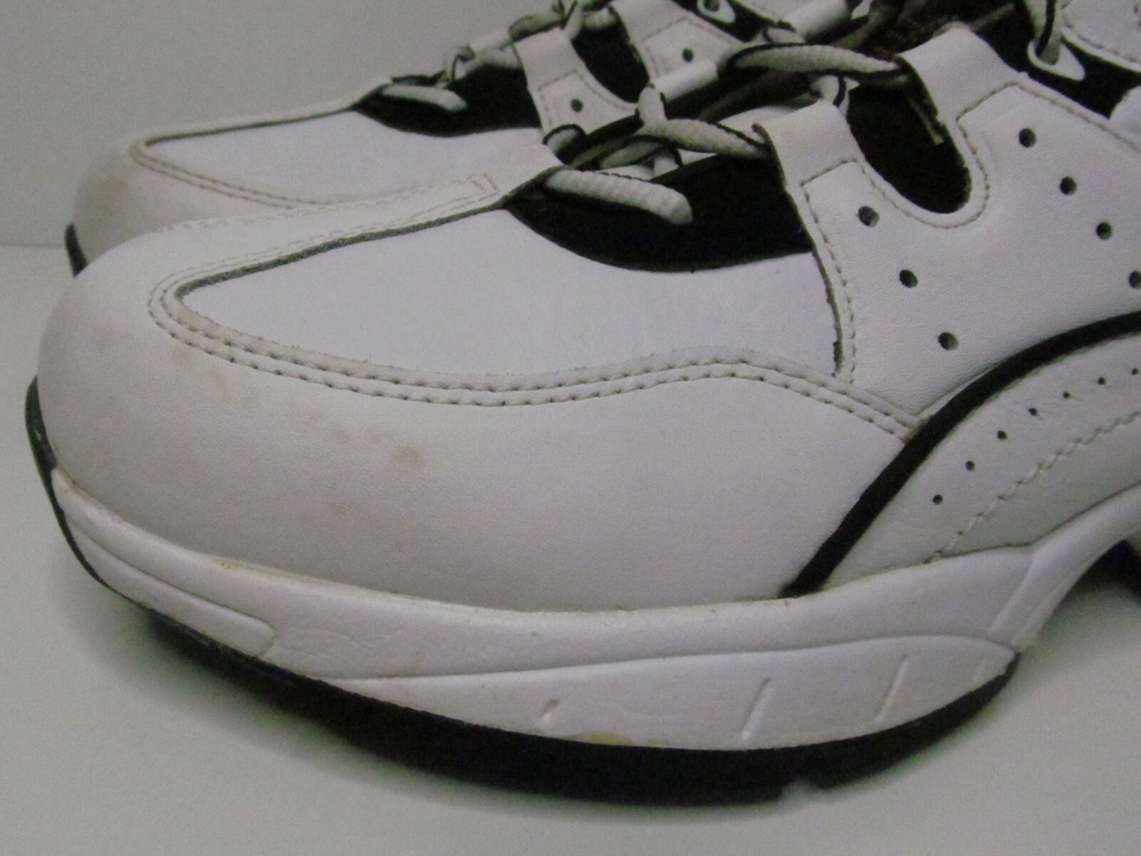 FootJoy Womens Golf Shoes White Black Leather Size 9M eBay