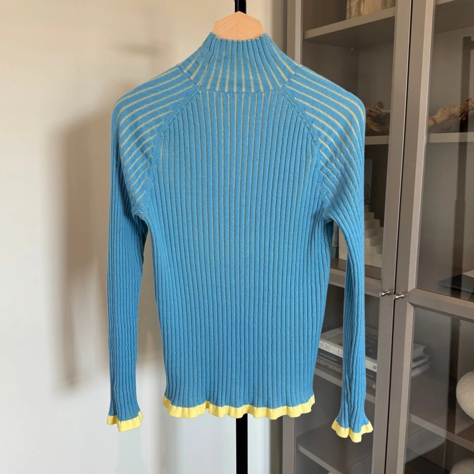 Suéter de malha de seda Burberry cashmere dois tons azul amarelo pescoço simulado com nervuras médio - Imagem 2 de 4