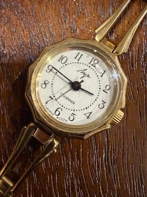 Vintage Luch Ladies Watch 17 Jewels Gold Tone Mechanical Hand Wind Made in USSR