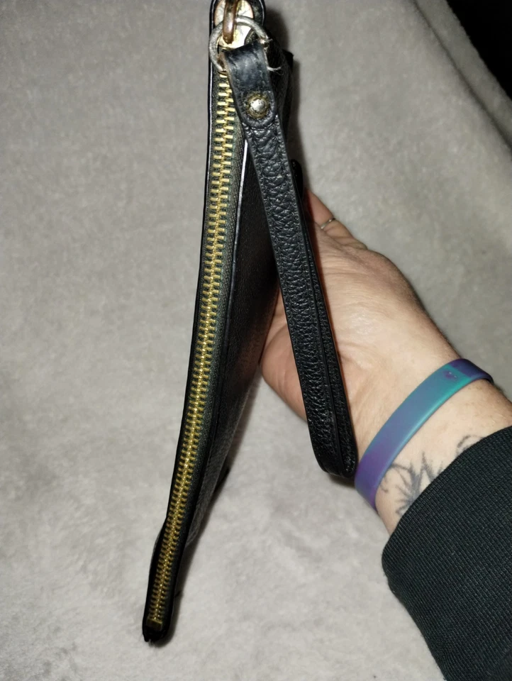 Muñequera sin asas Michael Kors grande con cremallera negra granulada Foto 3 de 4