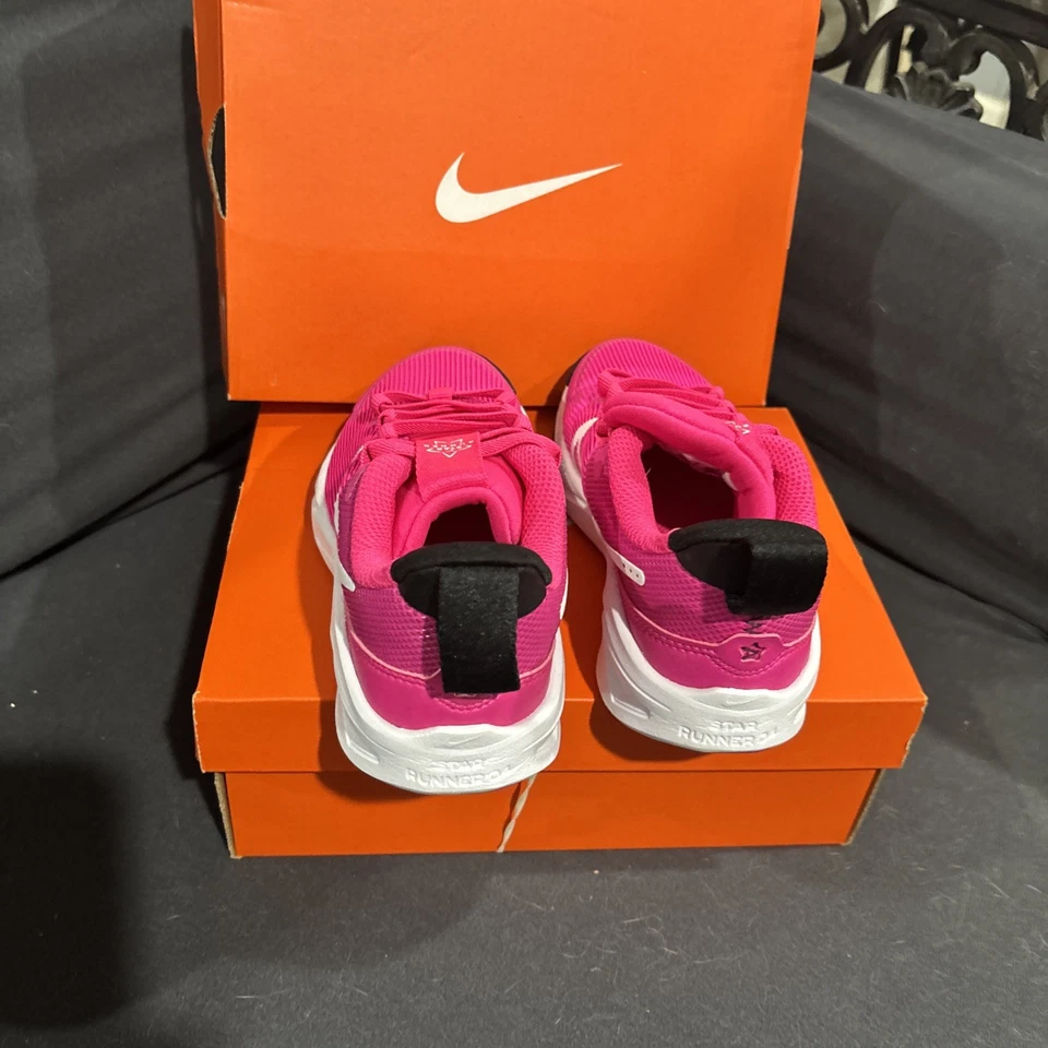 Nike Star Runner 4 Rosa Feroz/Blanco-Negro Talla 13c Nuevo con caja Foto 3 de 4
