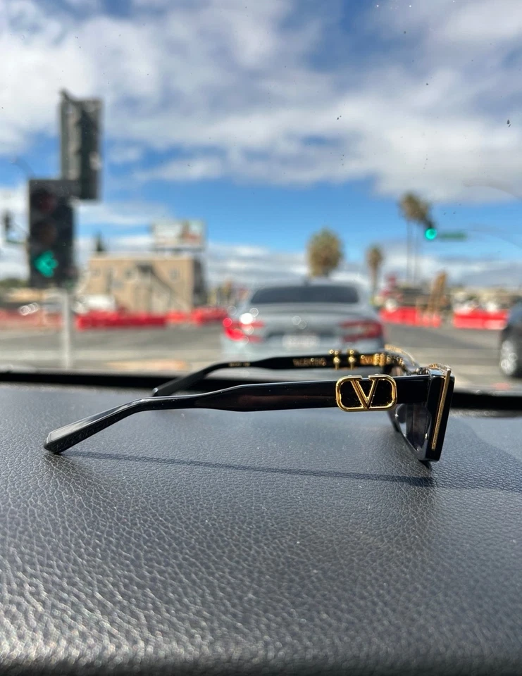 Authentic Valentino Garavani Women’s Sunglasses, V-Cut Gold, New condition - Image 3 of 4