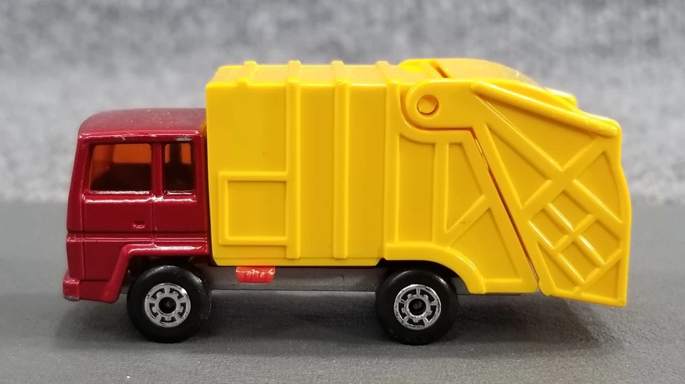 VTG LESNEY MATCHBOX SUPERFAST 1-75 SERIES #36 REFUSE TRUCK MADE IN ENGLAND NICE - Image 2 of 4