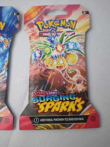*1* Surging Sparks Sleeved Booster Pack Scarlatto e Viola Carta Pokemon TCG Sigillato - Foto 3 di 4