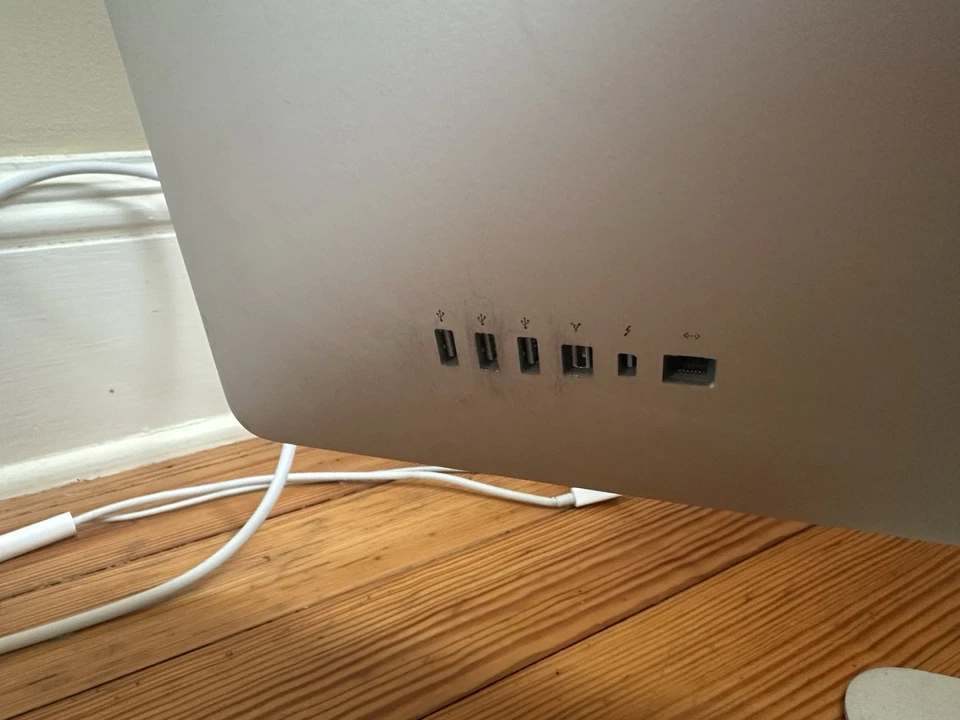 Apple Thunderbolt Display A1407 EMC Number: 2432 Rated 100-240V~, 50-60Hz. 3,5A - Image 2 of 4