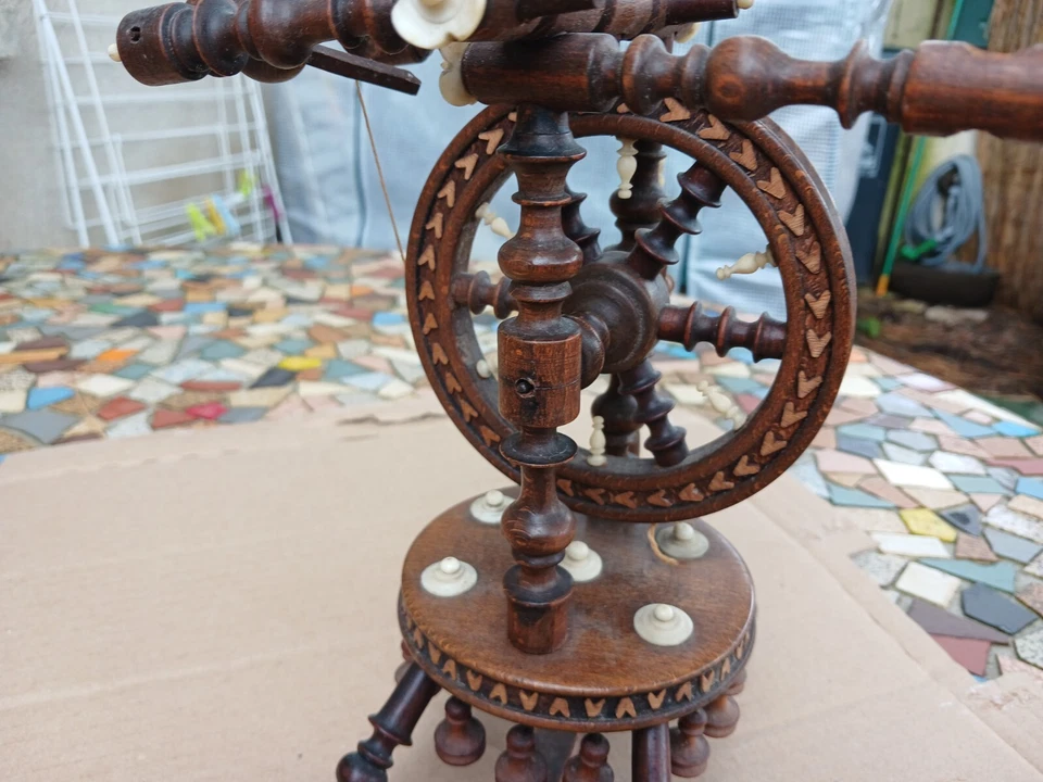 Ancien et beau rouet miniature en bois et os breton ? circa 1900 - Photo 3/4