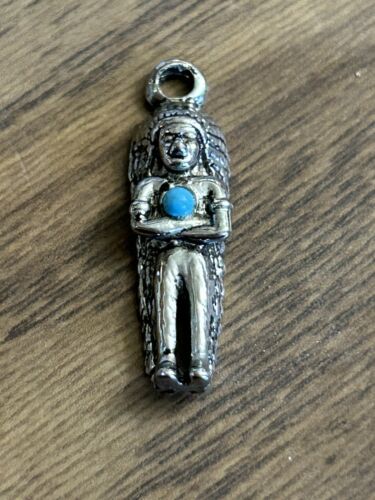 Vintage 1” Indian Chief Charm W/ Headdress Silver Tone W/ Faux Turquoise - Afbeelding 1 van 7