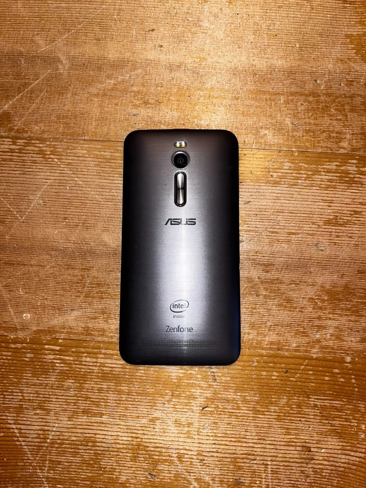 Asus Zenfone 2 - Argento - Schermo rotto, però era molto buono!! - Immagine 2 di 4