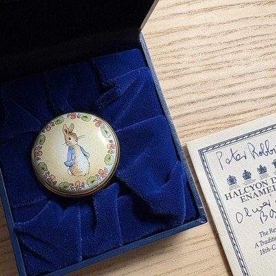 Seltene Halcyon Days Beatrix Potter's Peter Rabbit Pillendose mit grünem Sockel in Box