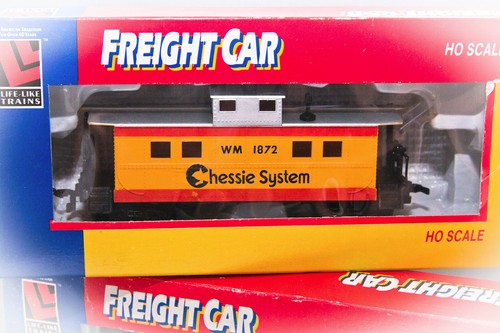 Life-Like Trains HO Scale TEXACO / CHESSIE SYSTEM / SWIFT LIVE STOCK Freight Car - Picture 3 of 14