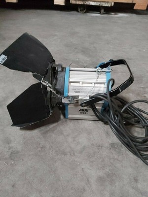 ARRI 2000, 2kw Stufenlinse, Scheinwerfer, Bühne, Theater, konventionelles Licht