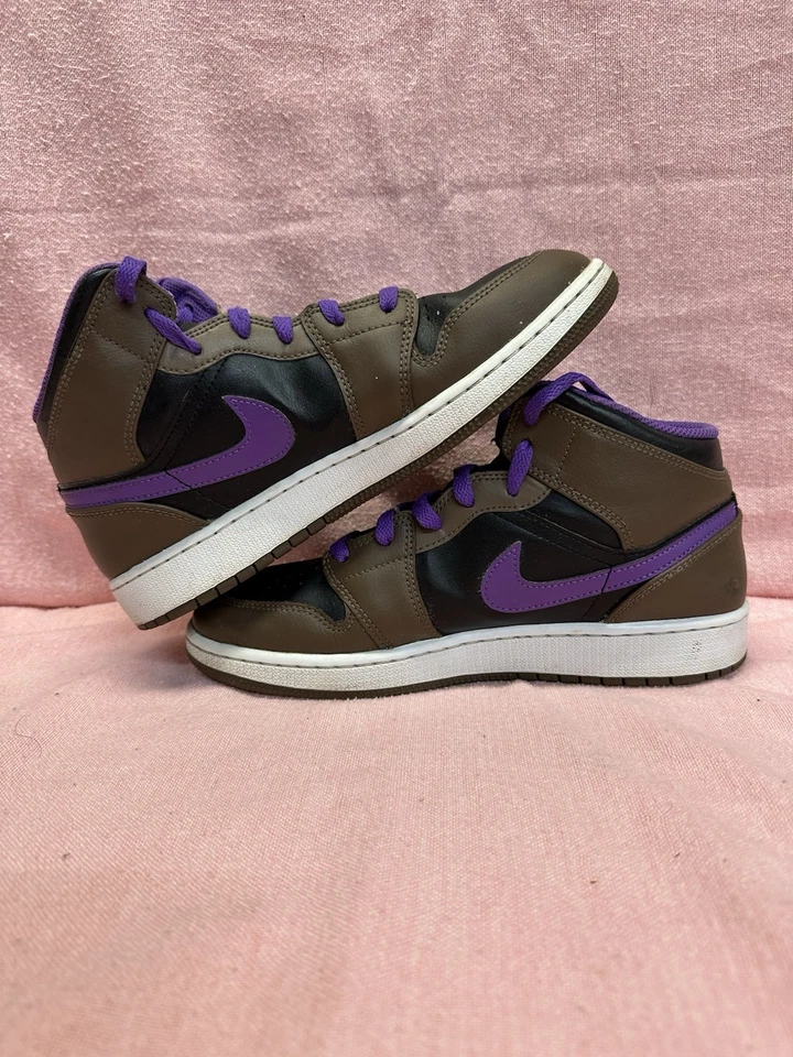 Air Jordan 1 Mid "Purple Mocha" Palomino Wild Berry Hombre Talla 7Y Mujer’s 8.5 Foto 4 de 4