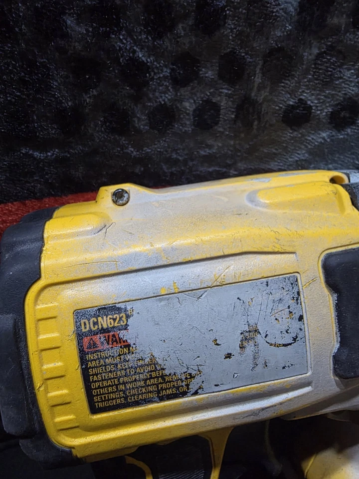 Бесщеточный гвоздезабивной пистолет Dewalt DCN623 20 В 23 калибра с БЕСПЛАТНЫМ аккумулятором 2.0 OBO  - Изображение 2 из 2