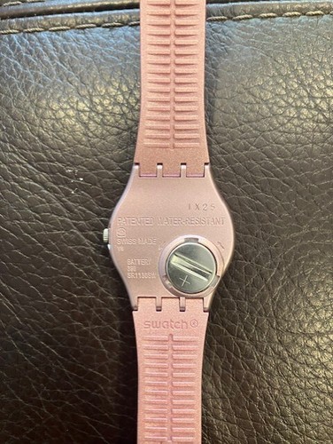 Reloj Swiss Swatch SO PINK Silicona Metálica Mujer 34mm GP161 Como Nuevo Usado Una Vez - Imagen 2 de 4