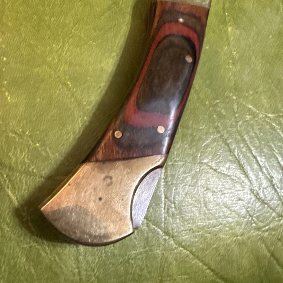 Cuchillo de cazador plegable estilo Buck 110 vintage con asas de madera de diamante Foto 2 de 4