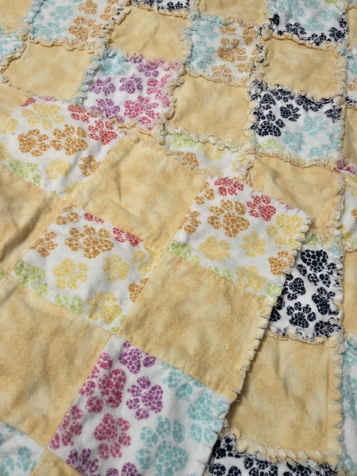Manta acolchada de franela hecha a mano con estampado de patas de perro multicolor aprox 32x44 Foto 4 de 4