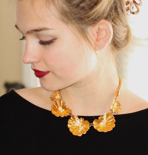 Short Clamshell Gold Pearl Necklace 