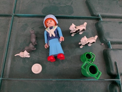 Vintage Playmobil 3007 Milkmaid with 5 Cats  Milk Jugs, incomplete