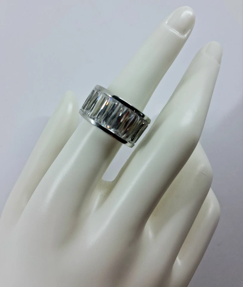 Anello in argento 925 rodiato con cristallo sfaccettato taglio baguette  - Immagine 4 di 4