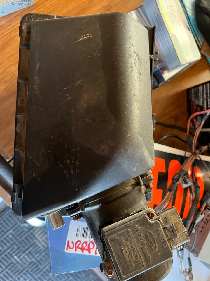 Ford F67F 12BST9 AB MAF and Air Box cover - 1999 Ford Crown Victoria 4.6 V8 Foto 2 de 4