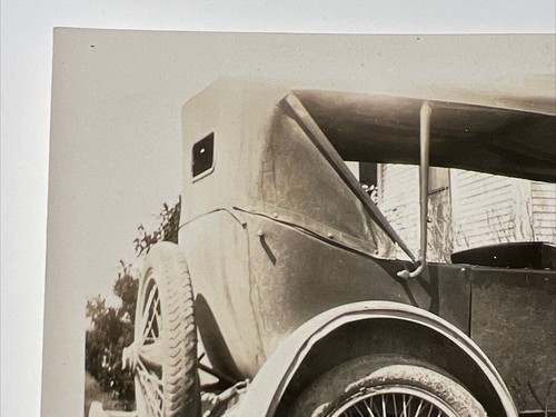 Cestas de Pascua de coche de hombre con niño de colección de 1920 huevos de conejito caramelo chocolate foto instantánea - Imagen 5 de 9