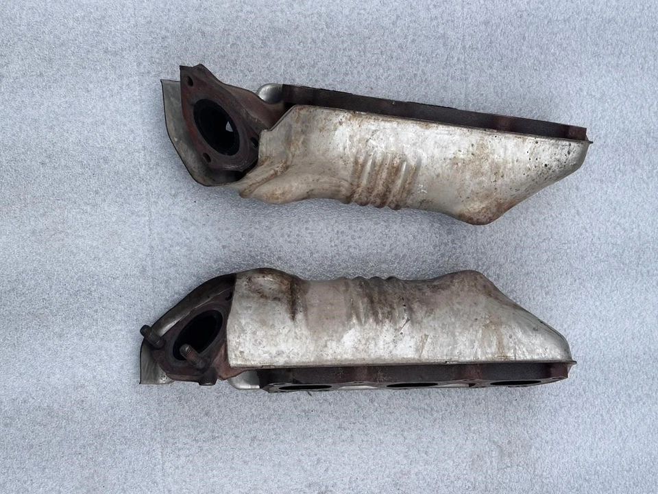 Colectores de escape izquierdo y derecho Acura RL 2000 con protectores térmicos Foto 2 de 4