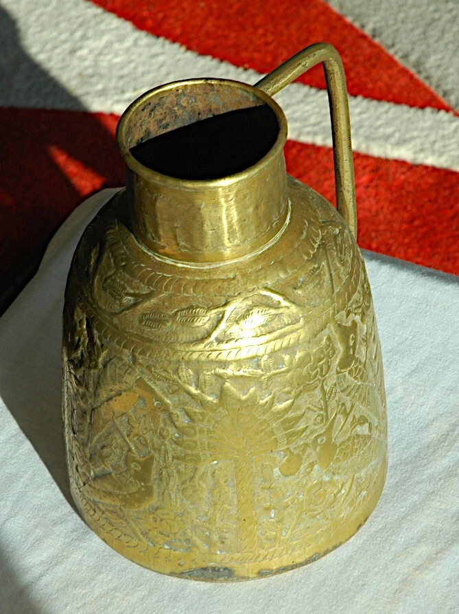 Grand pichet en laiton ciselé et gravé en repoussé - Dynastie Qajar (1796-1925) - Photo 4/4