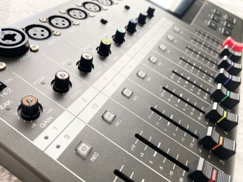 ZOOM R20 Multi-Track Recorder USB Audio Interface - Picture 2 of 6