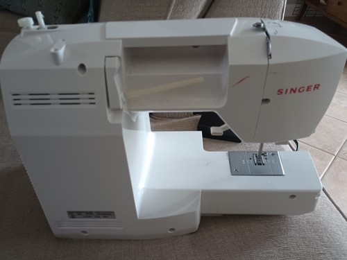 SINGER 5400 Sew Mate Computerized Sewing Machine with 154 Stitch Applications - Picture 3 of 4