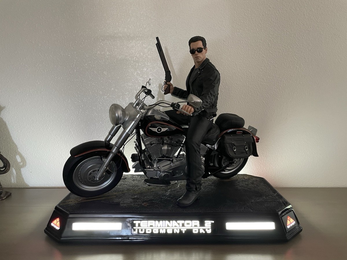 Dark Side Collectibles Studio-T2, T800 On Motorcycle - Signature