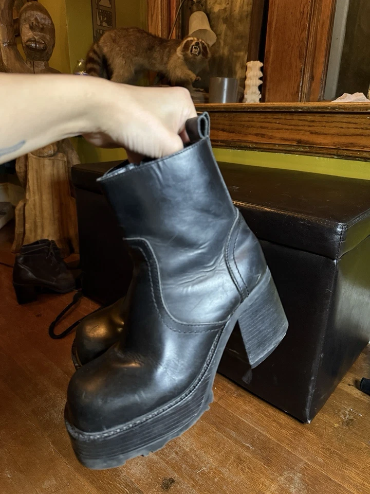 Vintage Y2K Steve Madden Spin Platform Boot Size 6 Black Leather - Image 3 of 4
