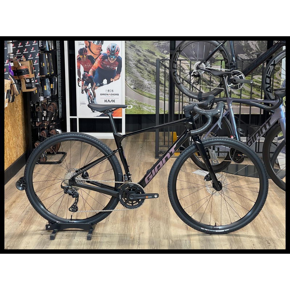 Giant Revolt Advanced Carbon Small 2025