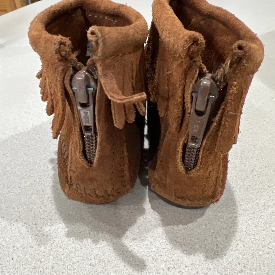 Mocasines de tobillo Minnetonka para niños pequeños talla 10 Foto 4 de 4