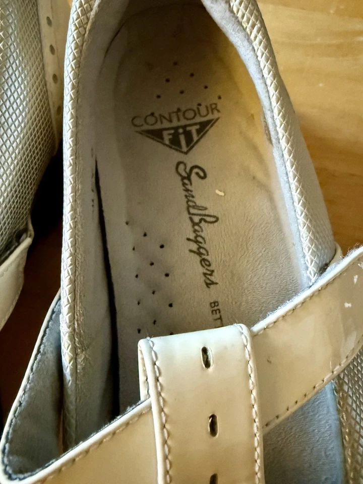 Botines de golf Sandbaggers Riley blancos/estaño correa en T zapatos de cierre fácil para mujer talla 9” Foto 2 de 4