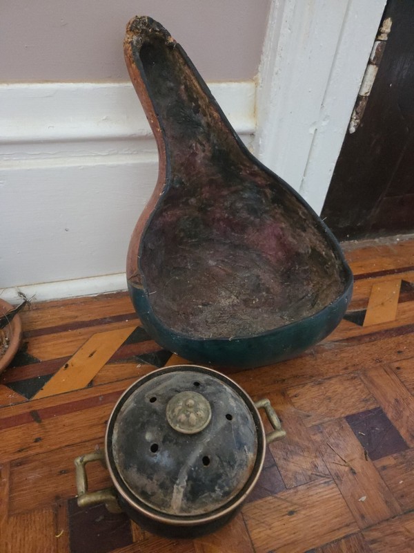 VINTAGE SANTERIA Ochosi/Oshosi ORISHA pot with TOOLS AND GOURD
