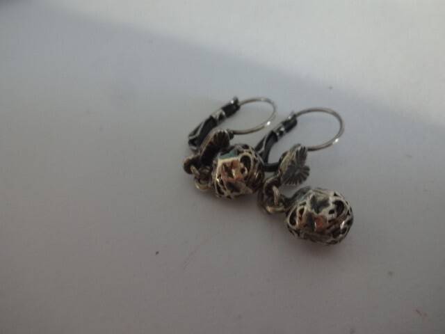 Boucles D'oreilles Dormeuses Cœur Et Boule Gravées Argentées - Occasion Bon état