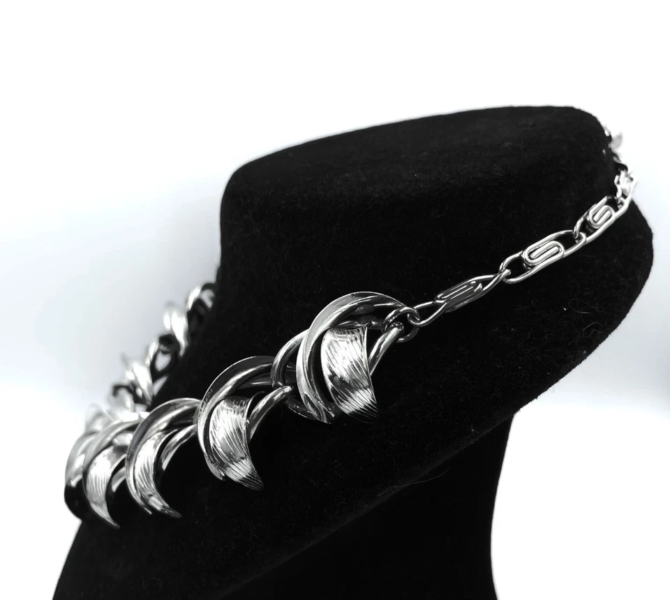 Collana girocollo vintage anni ‘50 a maglie fantasia bigiotteria americana - Immagine 3 di 4