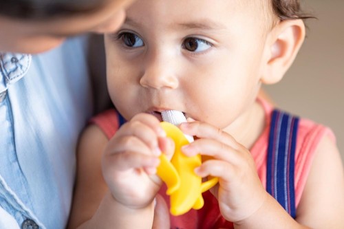 Nuby Nananubs Banana Massaging Teether – Baby 1 Count (Pack of 1), Yellow  - Picture 3 of 9