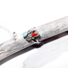 Vintage Navajo sterling silver ring featuring a turquoise stone. Ring Size:7