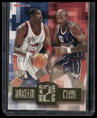 1996-97 Hoops #HH4 Clyde Drexler / Hakeem Olajuwon Head 2 Head