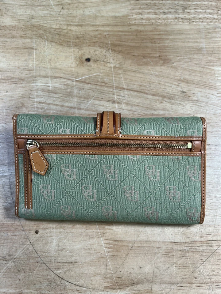 Cartera de colección Dooney & Bourke DB Signature triple cierre de cerradura verde/bronceado Foto 2 de 4