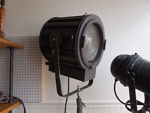 VINTAGE-INDUSTRIAL-KLIEGL-10-034-Fresnel-Theatre-Spotlight-w-Vintage-stand