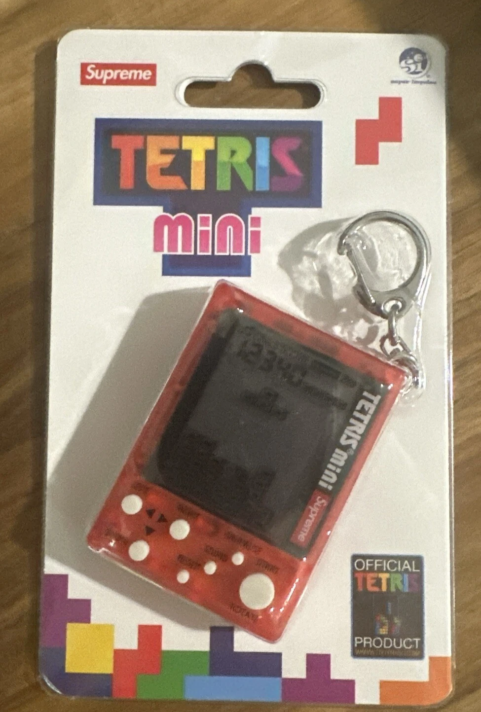 Porte clés rouge Supreme Tetris Mini EN MAIN