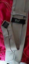 Corbata de poliéster manchada plateada/gris F&F. En excelente y muy limpio estado
